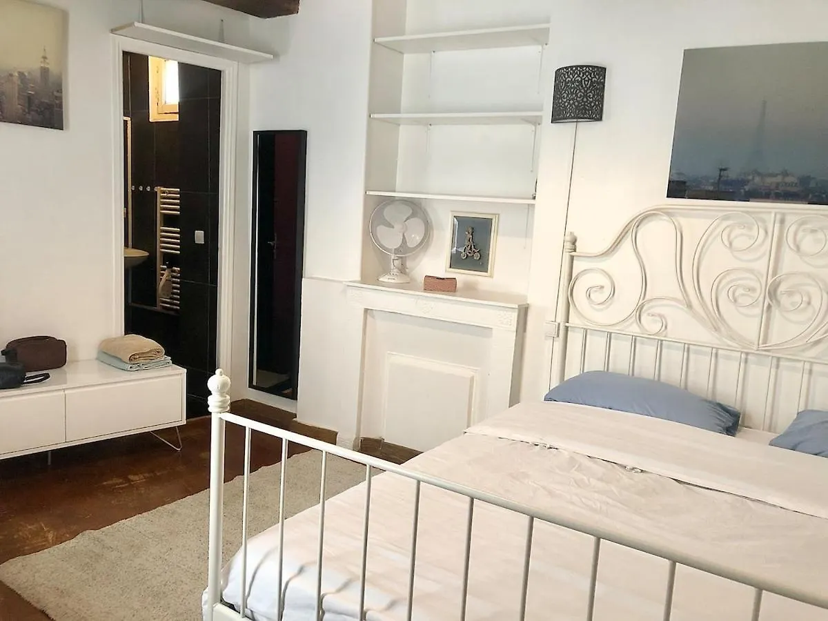 Studio In Central Paris Apartment